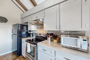 Fridge, microwave, oven, stovetop - Two-Story Family-Friendly Home w/ Free WiFi, a Washer/Dryer, & an Enclosed Yard (Canyon Lake)