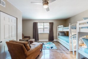 4 bedrooms, free WiFi, bed sheets - Two-Story Family-Friendly Home w/ Free WiFi, a Washer/Dryer, & an Enclosed Yard (Canyon Lake)