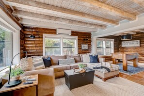 TV, table football - Skyband Cabin | House in Canyon Lake (Canyon Lake)