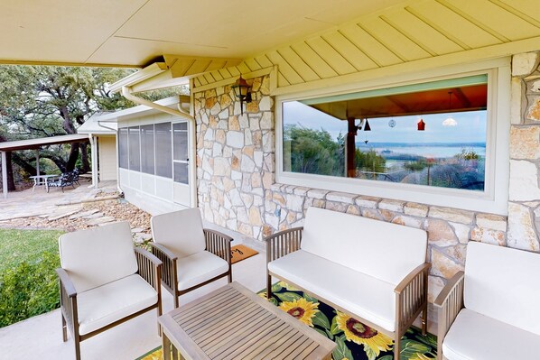 Terrace/patio - Sunny home with covered patio, grill, beautiful views, lawn, streaming, W/D, AC (Canyon Lake)
