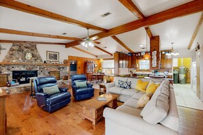 TV - Sunny home with covered patio, grill, beautiful views, lawn, streaming, W/D, AC (Canyon Lake)
