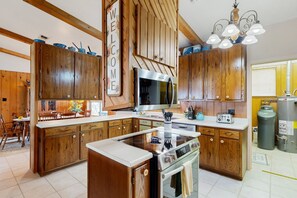 Fridge, microwave, oven, stovetop - Sunny home with covered patio, grill, beautiful views, lawn, streaming, W/D, AC (Canyon Lake)