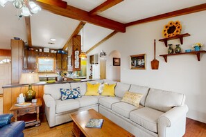 TV - Sunny home with covered patio, grill, beautiful views, lawn, streaming, W/D, AC (Canyon Lake)
