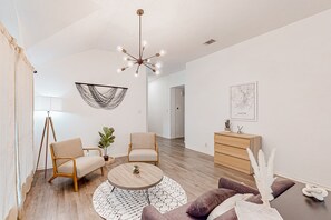 TV - Beautiful dog-friendly home with fireplace, large yard, hammock, W/D, and AC (Buda)