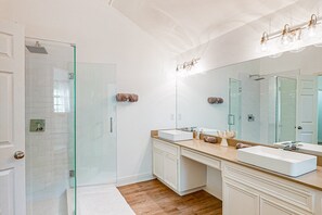 Shower, towels - Beautiful dog-friendly home with fireplace, large yard, hammock, W/D, and AC (Buda)