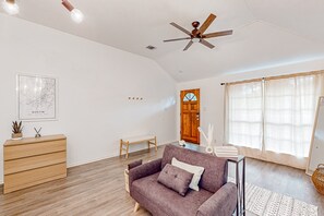 TV - Beautiful dog-friendly home with fireplace, large yard, hammock, W/D, and AC (Buda)