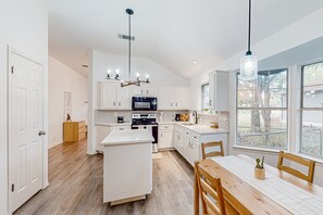Fridge, microwave, oven, stovetop - Beautiful dog-friendly home with fireplace, large yard, hammock, W/D, and AC (Buda)