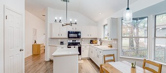 Beautiful dog-friendly home with fireplace, large yard, hammock, W/D, and AC