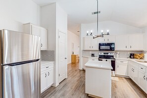 Fridge, microwave, oven, stovetop - Beautiful dog-friendly home with fireplace, large yard, hammock, W/D, and AC (Buda)