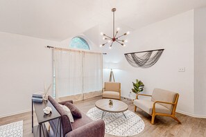 TV - Beautiful dog-friendly home with fireplace, large yard, hammock, W/D, and AC (Buda)