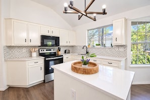Unclassified image, 3 of 32, button - Beautiful dog-friendly home with fireplace, large yard, hammock, W/D, and AC (Buda)