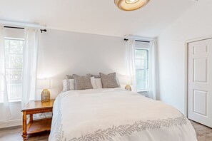 3 bedrooms, free WiFi, bed sheets - Beautiful dog-friendly home with fireplace, large yard, hammock, W/D, and AC (Buda)