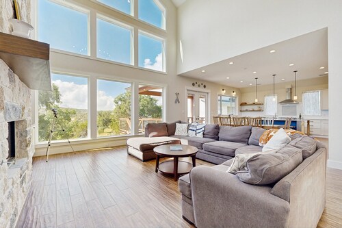 Lakeside Serenity with Private Waterfront Access on Canyon Lake