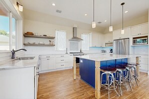 Réfrigérateur, four à micro-ondes, un four, surface de cuisson