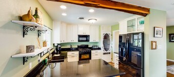 Dog-friendly home w/ private deck/enclosed yard/office space - close to lake