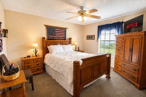Two-Story Golf Course Front Condo w/Balconies, Free WiFi, Gas Grill, Central A/C