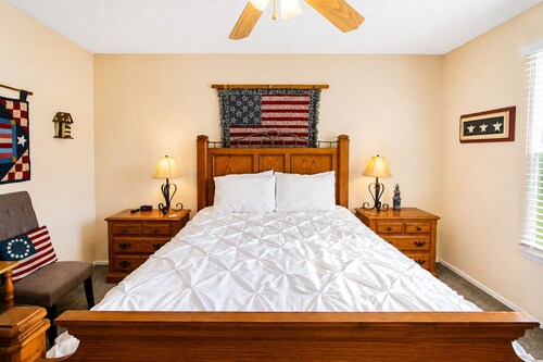 Two-Story Golf Course Front Condo w/Balconies, Free WiFi, Gas Grill, Central A/C