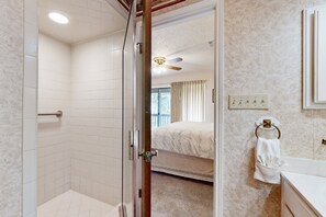 Shower, towels - Two-Story Golf Course Front Condo w/Balconies, Free WiFi, Gas Grill, Central A/C (Canyon Lake)