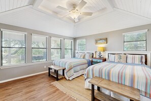 3 bedrooms, free WiFi, bed sheets - Quiet, private retreat with lake views, huge covered deck, W/D, & fenced yard (Canyon Lake)