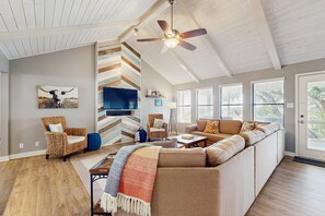 TV - Quiet, private retreat with lake views, huge covered deck, W/D, & fenced yard (Canyon Lake)