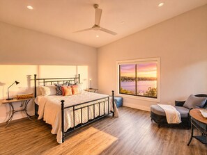 Free WiFi, bed sheets - Modern lakefront home with multi levels and gorgeous views (Canyon Lake)