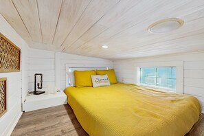 Internet, bed sheets - Vibrant Tiny Home with High-Speed WiFi, Full Kitchen, and Expansive Outdoor Area (Canyon Lake)