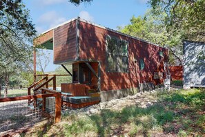 Exterior - Vibrant Tiny Home with High-Speed WiFi, Full Kitchen, and Expansive Outdoor Area (Canyon Lake)