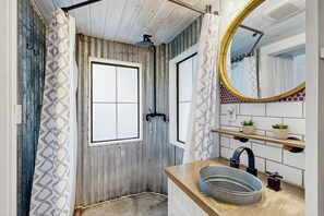 Shower, towels - Vibrant Tiny Home with High-Speed WiFi, Full Kitchen, and Expansive Outdoor Area (Canyon Lake)