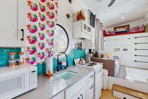Fridge, microwave, oven, stovetop - Vibrant Tiny Home with High-Speed WiFi, Full Kitchen, and Expansive Outdoor Area (Canyon Lake)