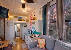 Fridge, microwave, oven, stovetop - Vibrant Tiny Home with High-Speed WiFi, Full Kitchen, and Expansive Outdoor Area (Canyon Lake)