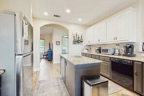 Fridge, microwave, oven, dishwasher - Stargazers' dream home on 1.5 acres w/ telescope-near wineries-Dogs ok (Dripping Springs)