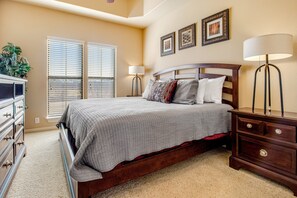 3 bedrooms, desk, free WiFi, bed sheets - Golf-course getaway with fairway views, pool, WiFi, & central AC (New Braunfels)
