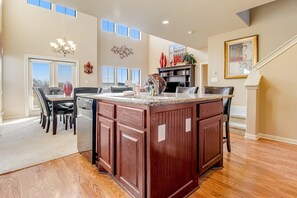 Dining - Golf-course getaway with fairway views, pool, WiFi, & central AC (New Braunfels)