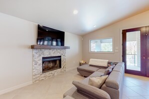 TV - Lakefront home with hot tub, dock, kayaks, central AC, & great lake views (McQueeney)