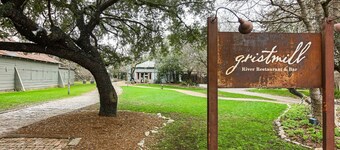 Gruene Envy – a first floor Poolside Condo with Guadalupe River Access