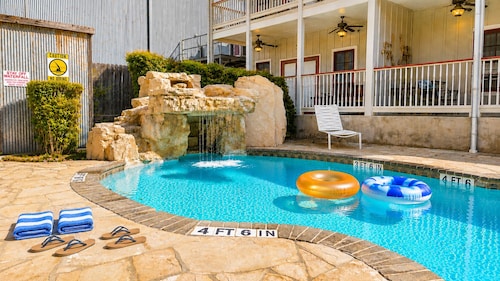 Gruene Envy – a first floor Poolside Condo with Guadalupe River Access