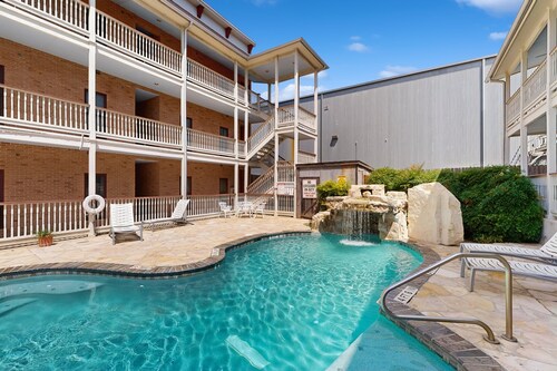 Gruene Riverfront 1st fl condo -  pool & river access & walking distance to Gruene Hall
