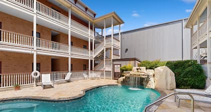 Gruene Riverfront 1st fl condo - pool & river access & walking distance to Gruene Hall