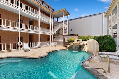 Gruene Riverfront 1st fl condo -  pool & river access & walking distance to Gruene Hall