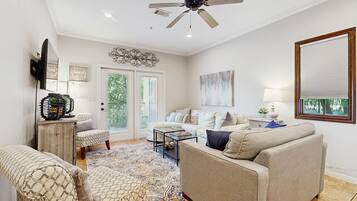 Televisión, reproductor de DVD y videoteca