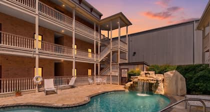 Gruene Envy – a first floor Poolside Condo with Guadalupe River Access