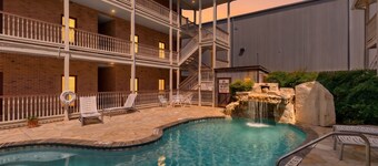 Gruene Envy – a first floor Poolside Condo with Guadalupe River Access