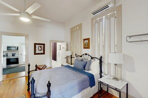 Free WiFi, bed sheets - Downtown duplex with patio, enclosed backyard, washer/dryer, streaming, AC, WiFi (San Antonio)