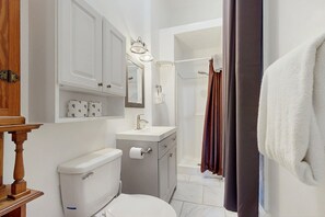 Shower, towels - Downtown duplex with patio, enclosed backyard, washer/dryer, streaming, AC, WiFi (San Antonio)
