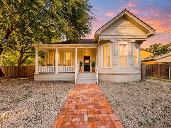 Exterior - Downtown duplex with patio, enclosed backyard, washer/dryer, streaming, AC, WiFi (San Antonio)