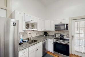 Fridge, microwave, oven, stovetop - Downtown duplex with patio, enclosed backyard, washer/dryer, streaming, AC, WiFi (San Antonio)