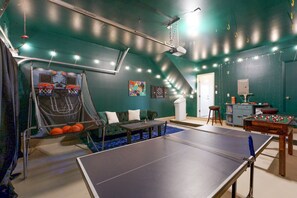 Games room - Charming family friendly home with Gameroom, enclosed backyard & 20 miles from San Antonio (San Antonio)