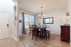 Dining - Charming family friendly home with Gameroom, enclosed backyard & 20 miles from San Antonio (San Antonio)