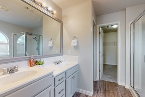 Shower, towels - Charming family friendly home with Gameroom, enclosed backyard & 20 miles from San Antonio (San Antonio)