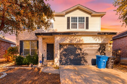 Charming family friendly home with Gameroom, enclosed backyard & 20 miles from San Antonio